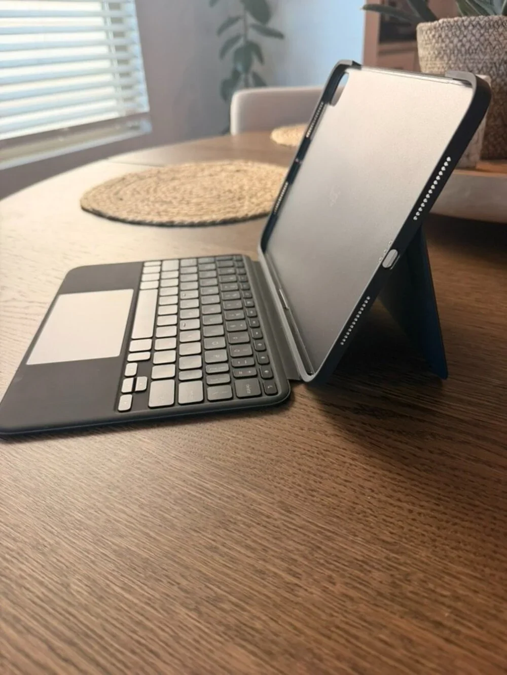 iPad 11 Pro Logi Case with Keyboard (Combo Touch)